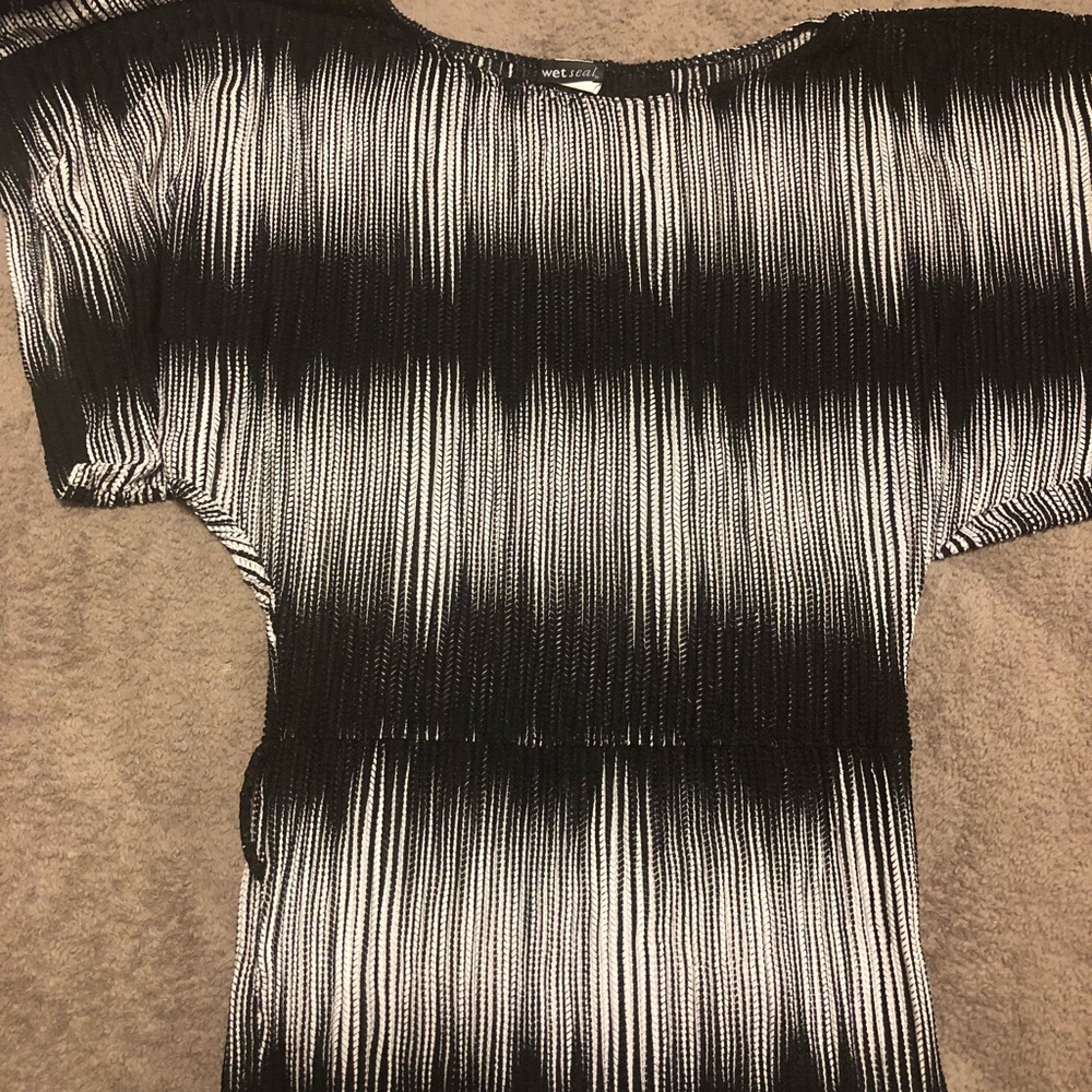 Black/white wet seal top size XL